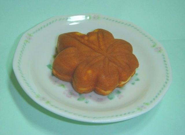 momiji manju, maple-leaf cakes filled with bean paste