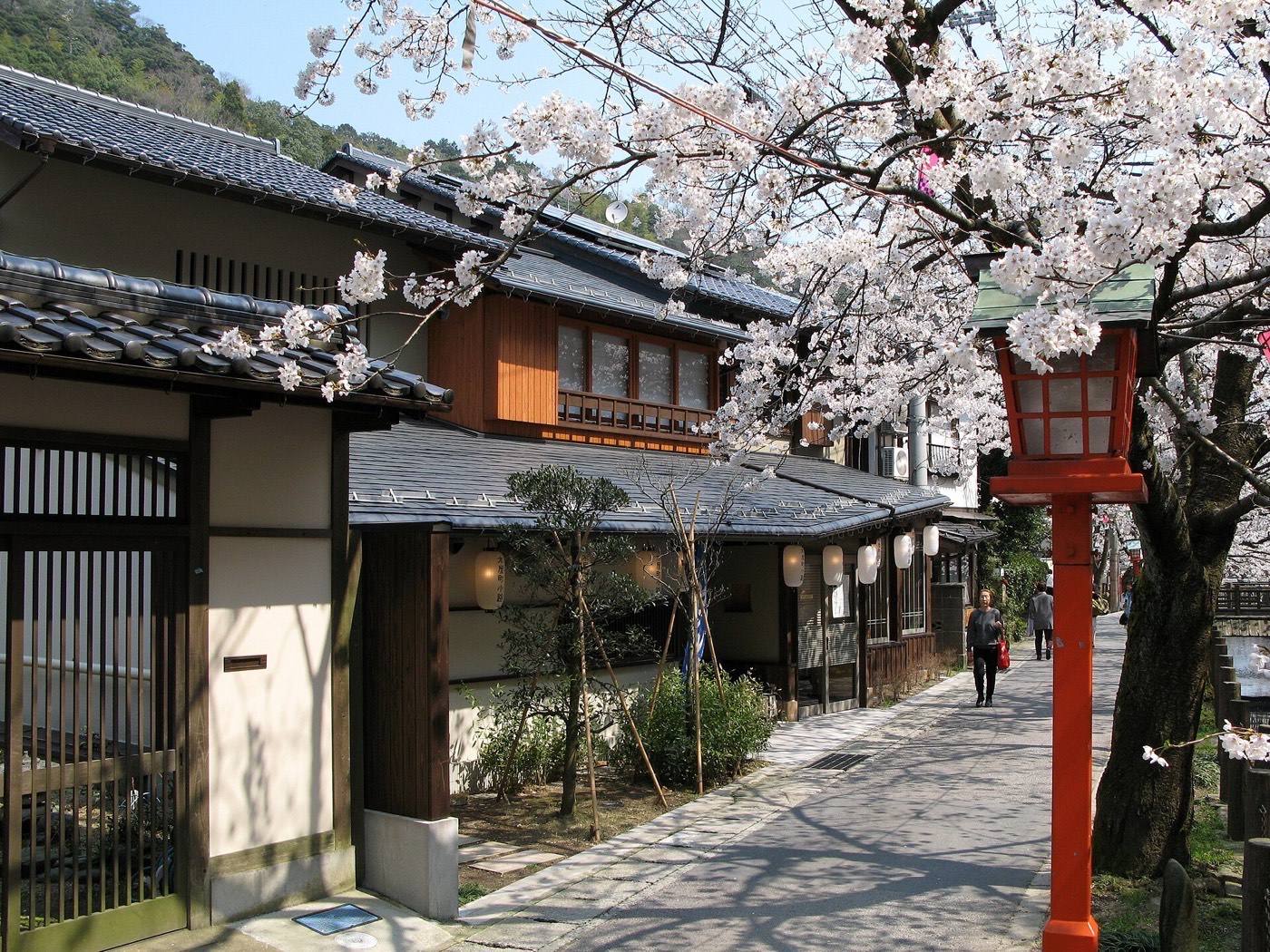 the willow-lined street and bath houses of Kinosaki