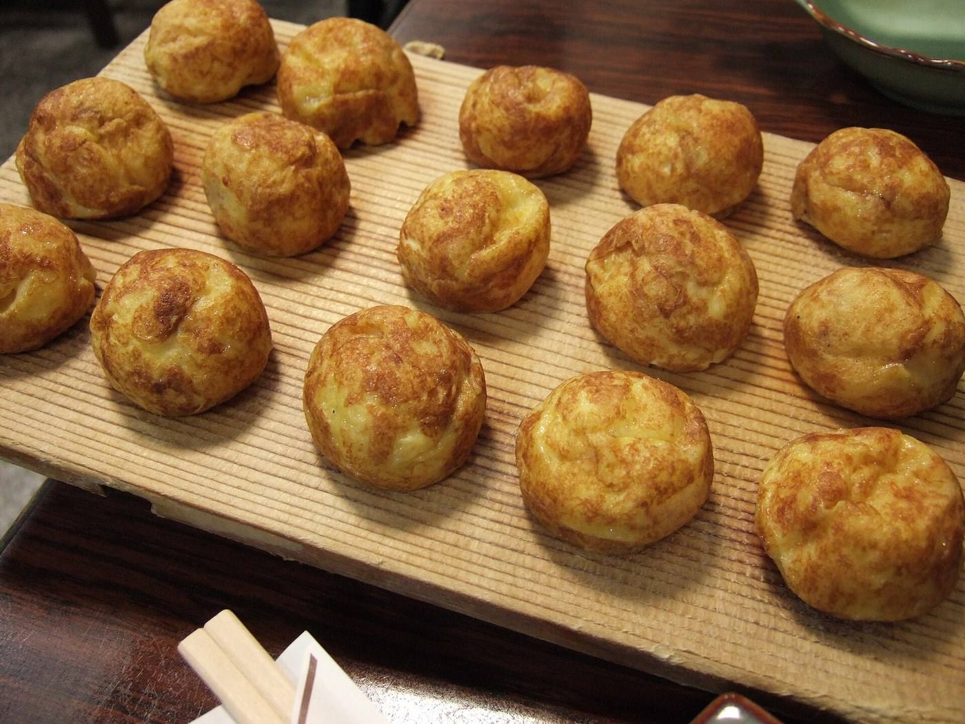 akashiyaki, egg-rich octopus dumplings