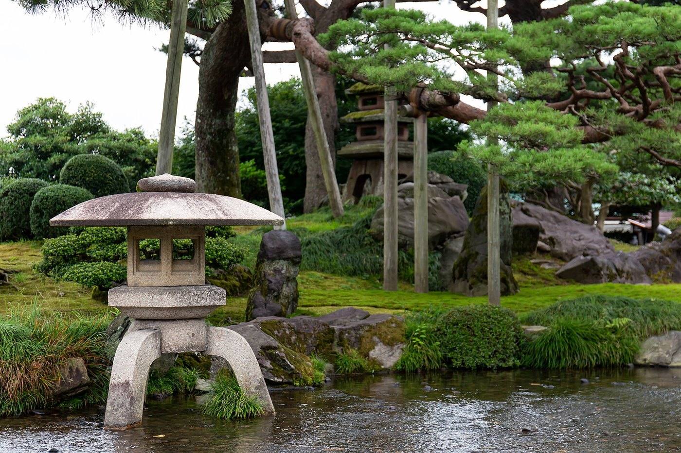 the fountain and yukizuri ropes of Kenroku-en