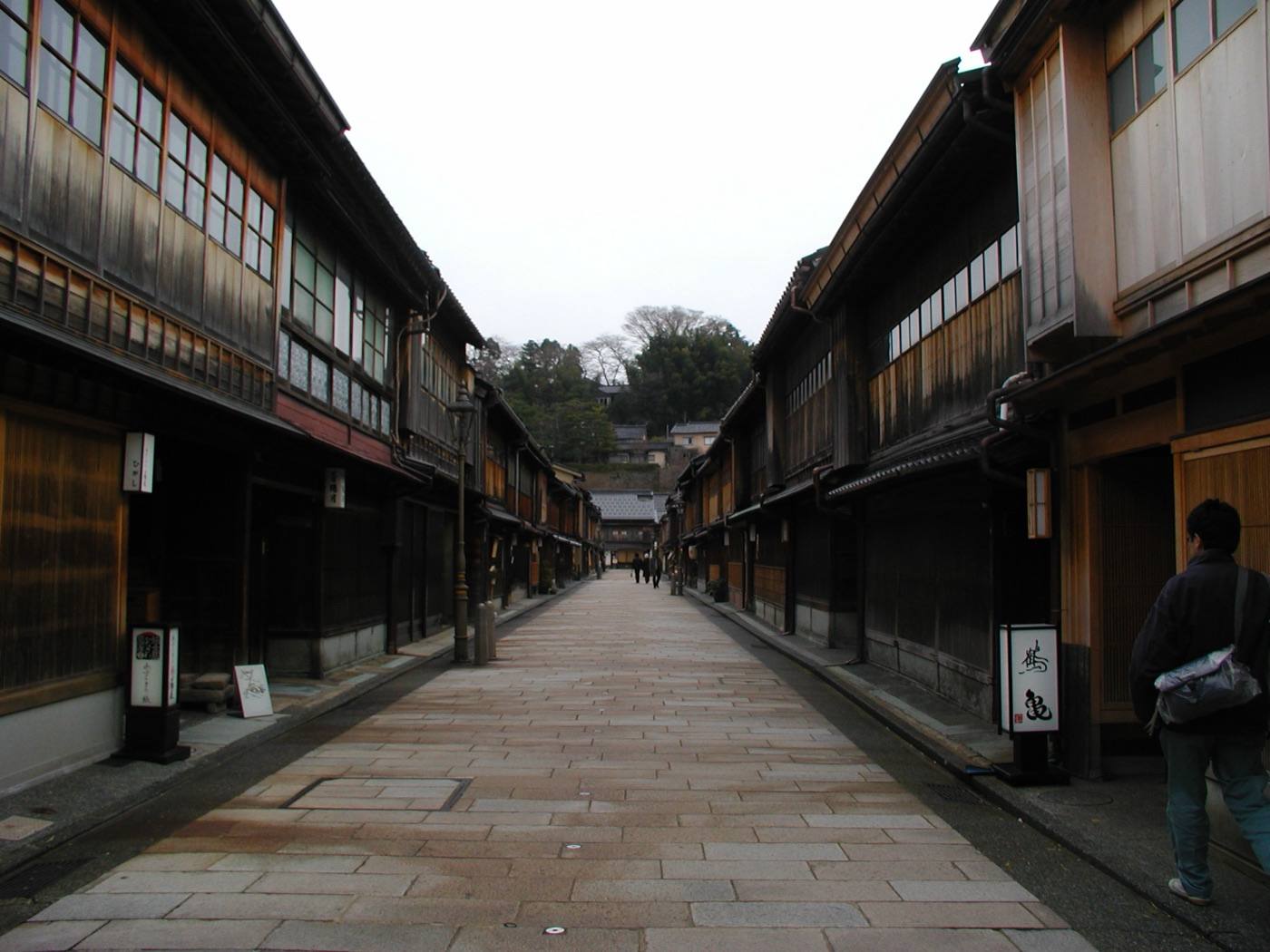 the lattice fronts of the Higashi Chaya district