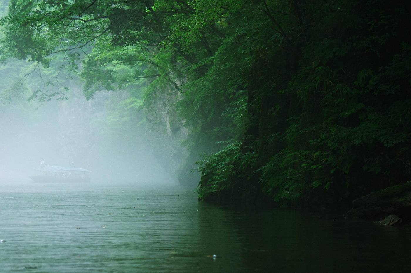 a boat trip through the Geibikei gorge