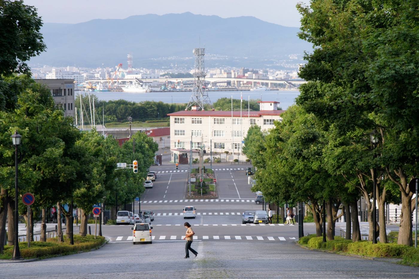 the sloping street of Motomachi down to the port