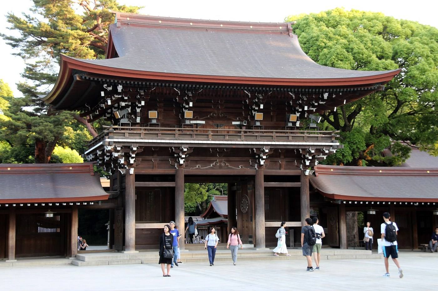 the forest approach to Meiji Jingu