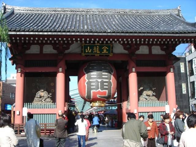 the great lantern of Kaminarimon at Sensoji