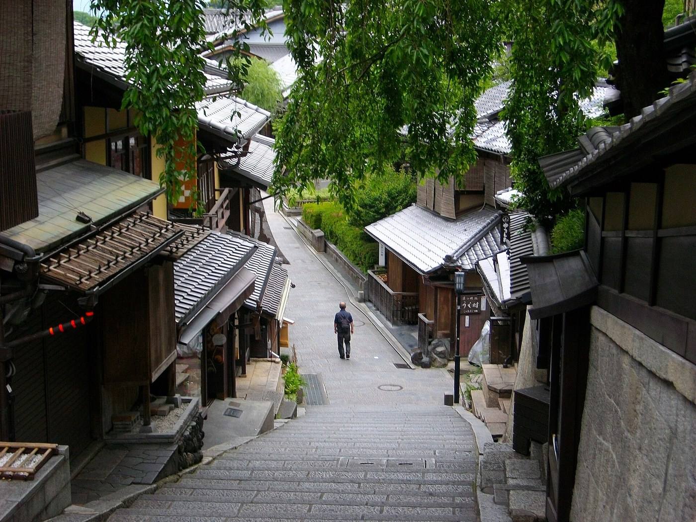 Sannenzaka, the stepped lane below Kiyomizu-dera
