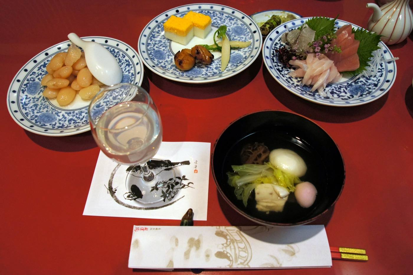 shippoku cuisine on a round table