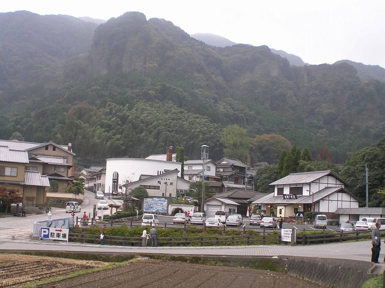 the pottery village of Okawachiyama at Imari