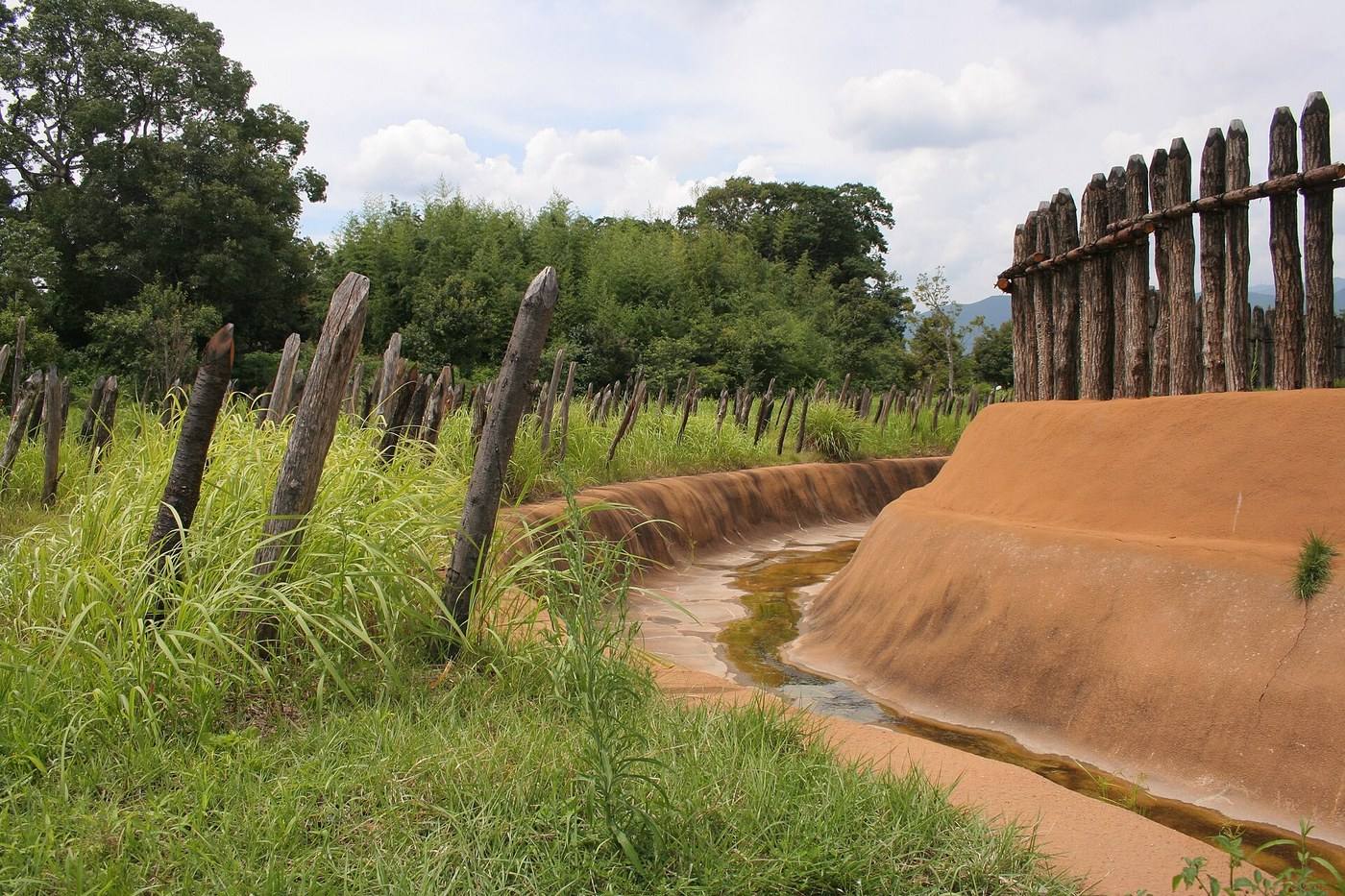 the moat and palisade at the Yoshinogari ruins