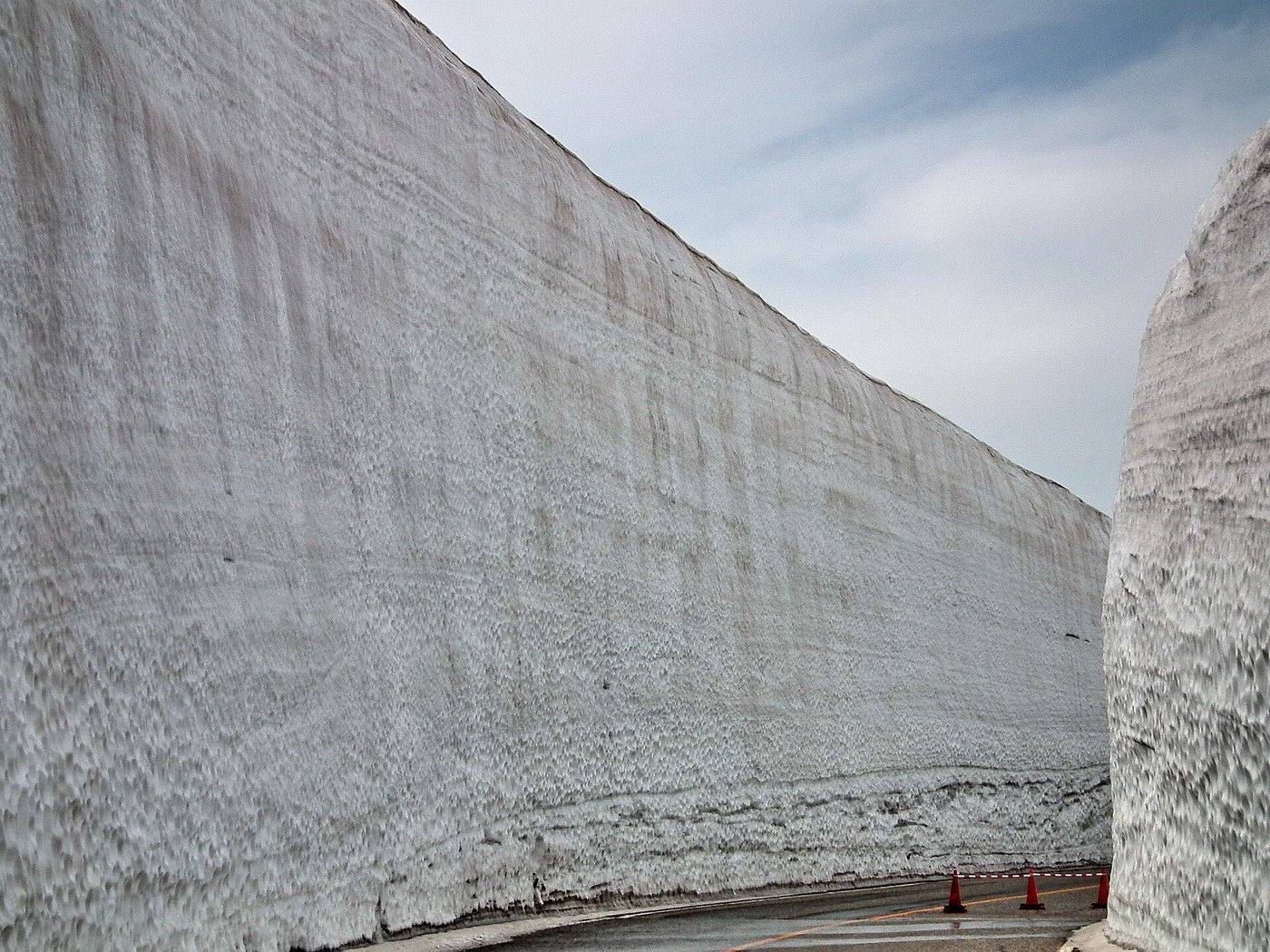 the walls of snow on the Tateyama road