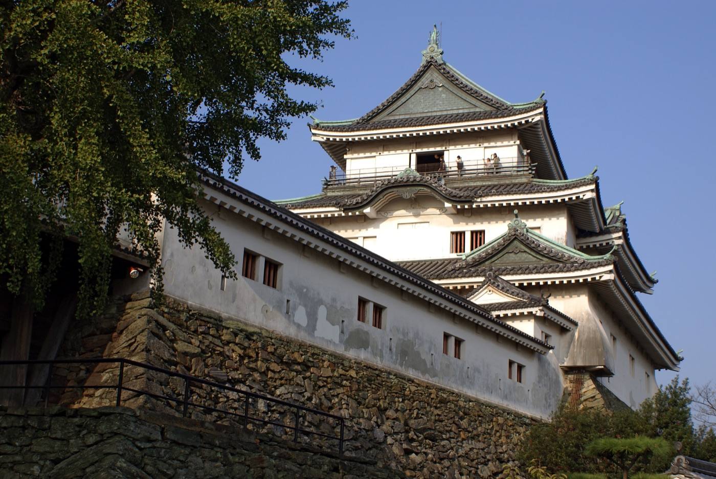 the keep and stone walls of Wakayama Castle