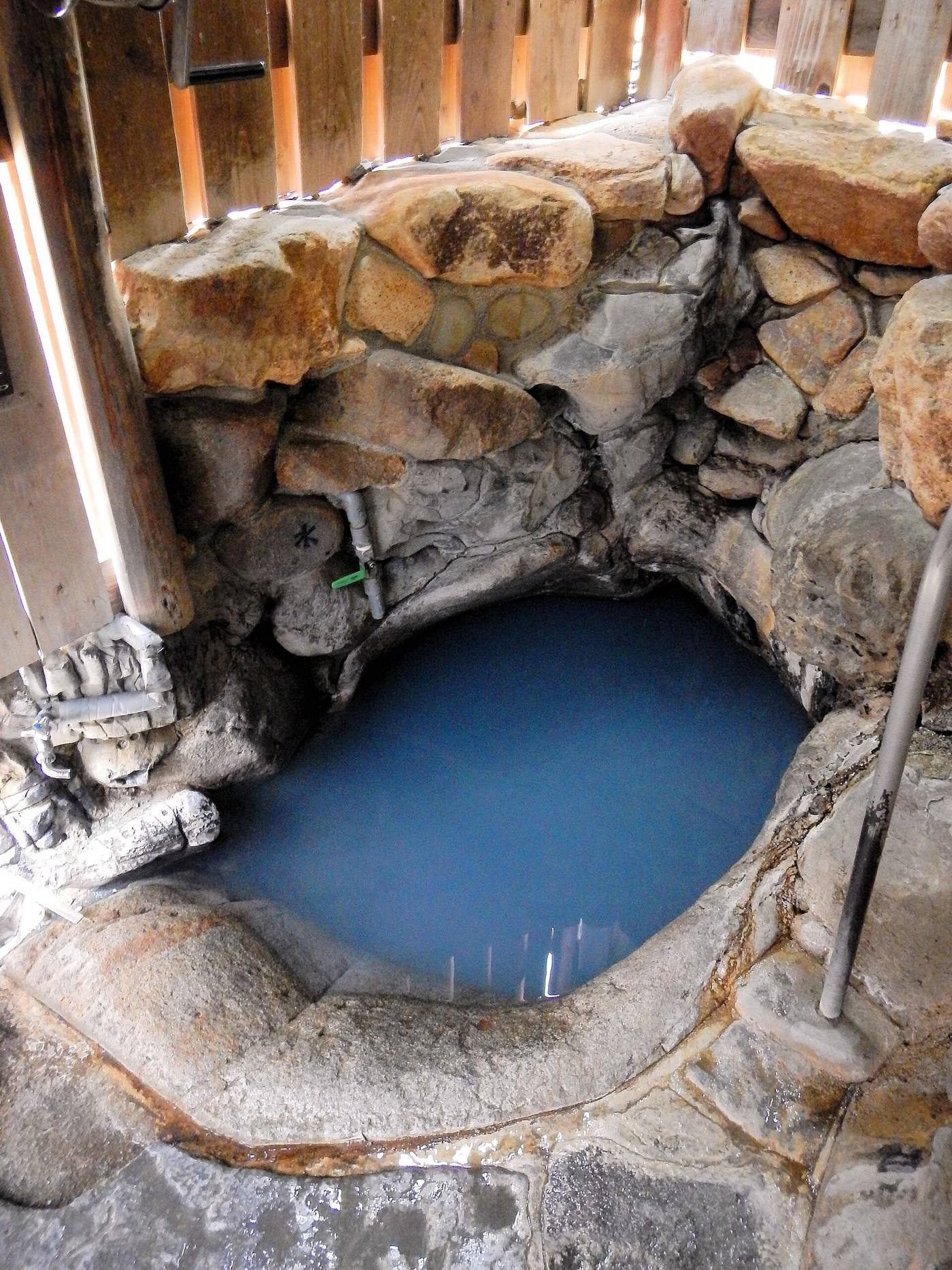 the small stone bath of Tsuboyu at Yunomine