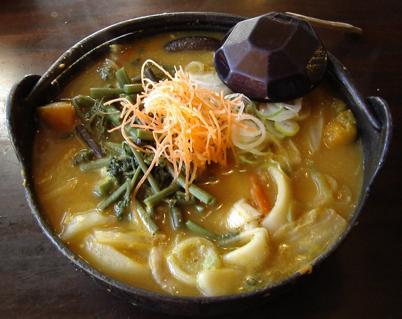 hoto noodles in an iron pot